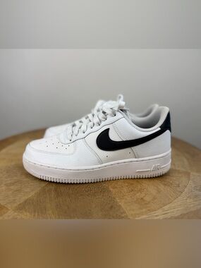 •NIKE• Womens Air Force 1 '07 White Black Size 8